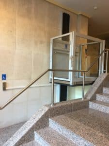 Lee más sobre el artículo Elevadores salvaescaleras: la tecnología al servicio de las personas con movilidad reducida