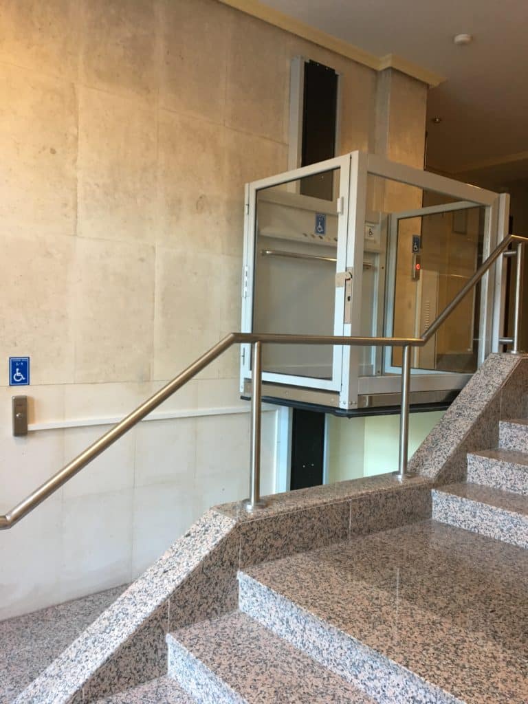 Més informació sobre l'article Elevadors salva-escales: la tecnologia al servei de las persones amb mobilitat reduïda