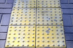 Lee más sobre el artículo ¿Qué es el pavimento podotáctil y cuál es su utilidad para las personas con movilidad reducida?